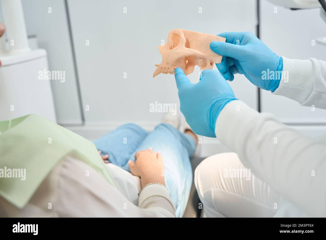 Lo stomatologo sta raccontando al cliente la densità superiore delle ossa jawbone Foto Stock