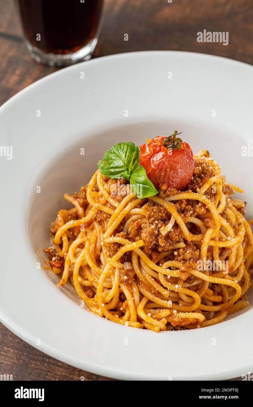 Spaghetti con salsa bolognese su piatto di porcellana bianca Foto Stock