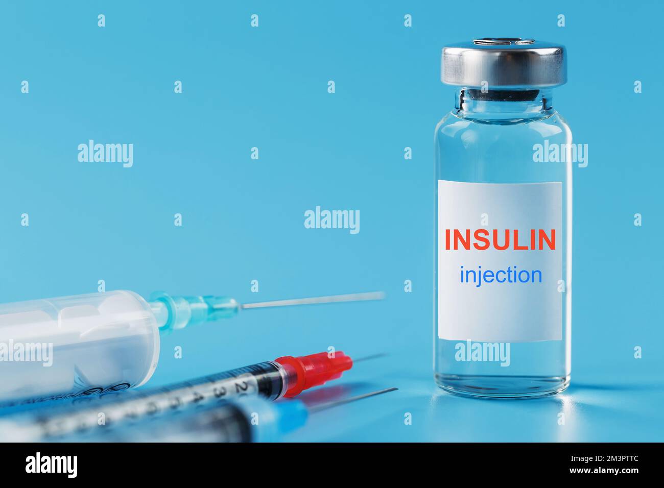 Medicinale in fiale con insulina, aghi e siringhe per iniezione sottocutanea  medica su sfondo blu Foto stock - Alamy