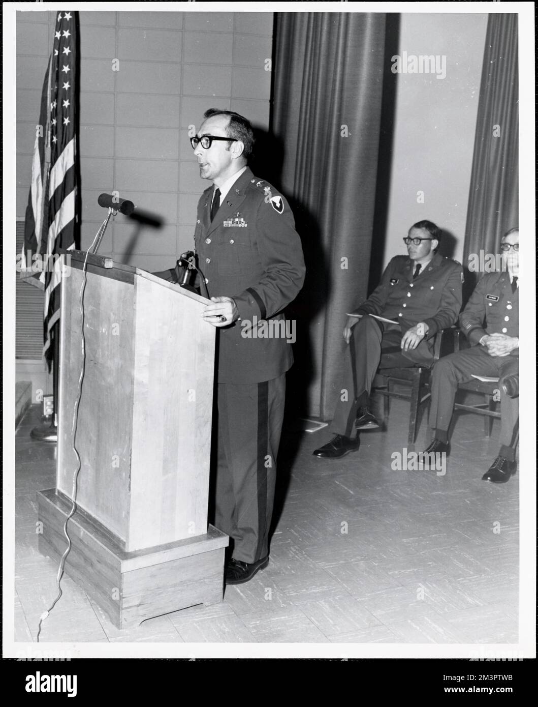 Henry, LTC, corpo chimico, parate e cerimonie militari, ufficiali militari, podi, Massa Arsenale di Watertown. Record degli Stati Uniti Esercito operativo Foto Stock