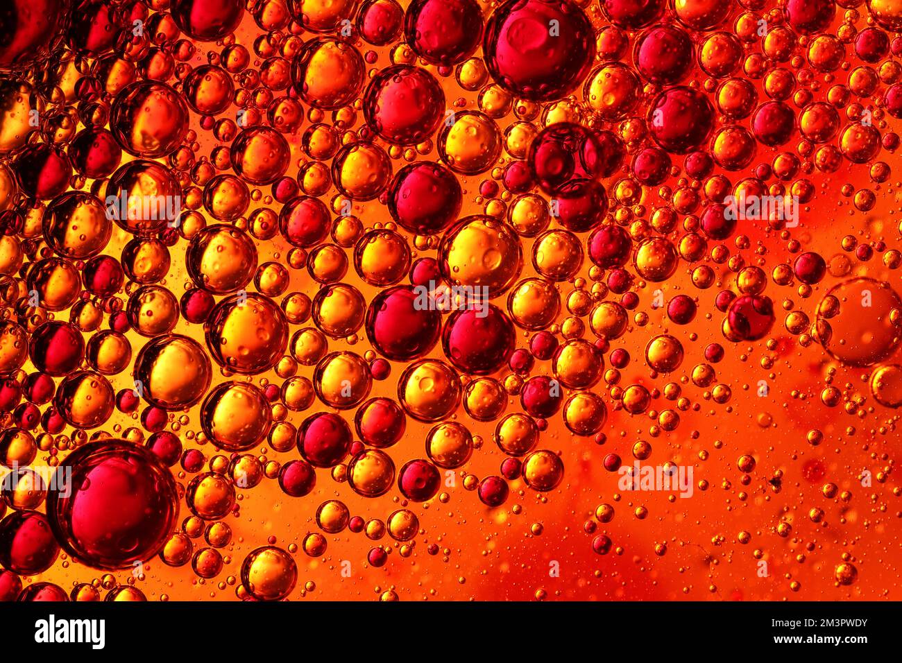piccole bolle d'olio su sfondo colorato Foto Stock