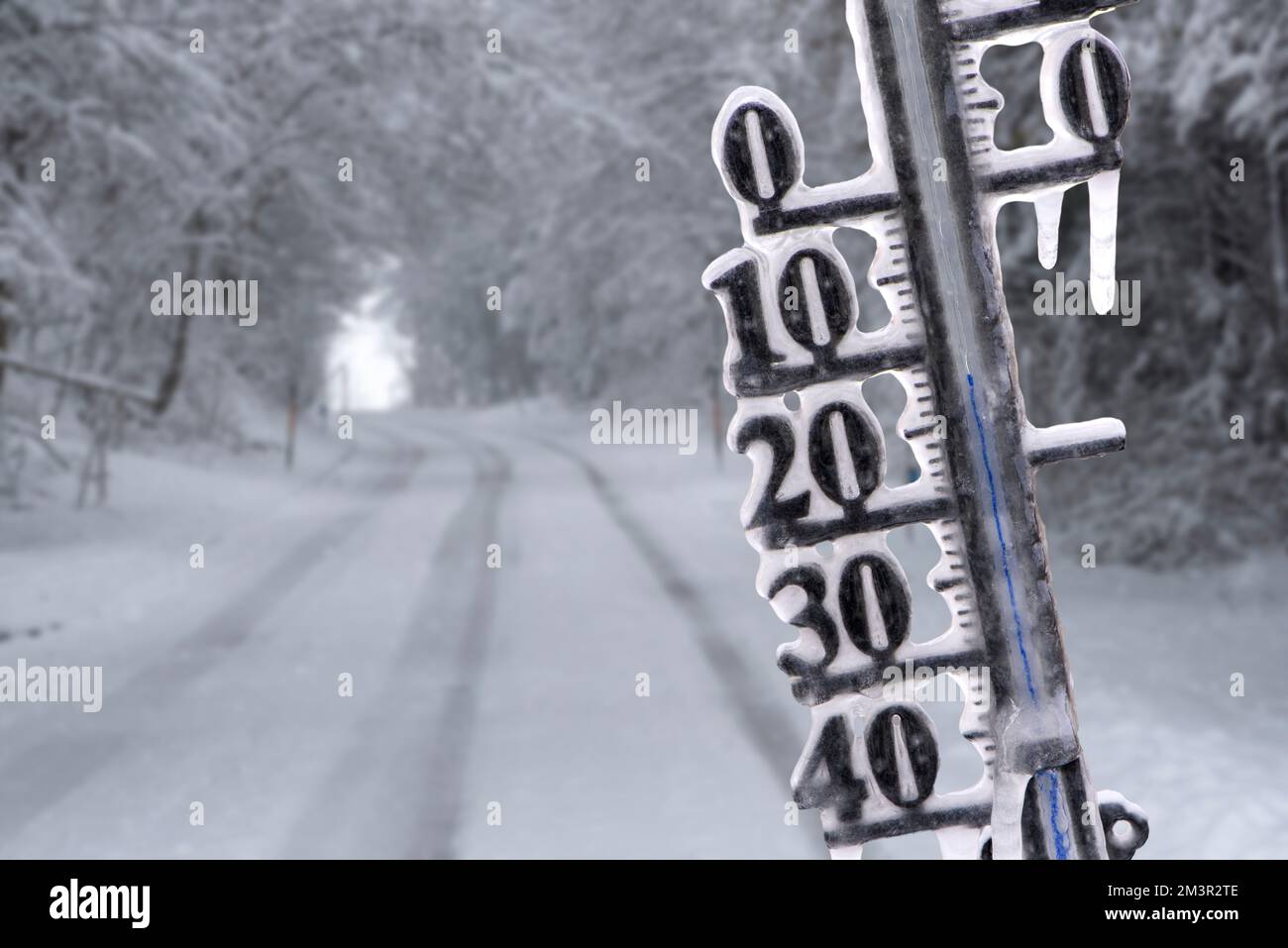 il termometro mostra la temperatura fredda durante la giornata invernale Foto Stock