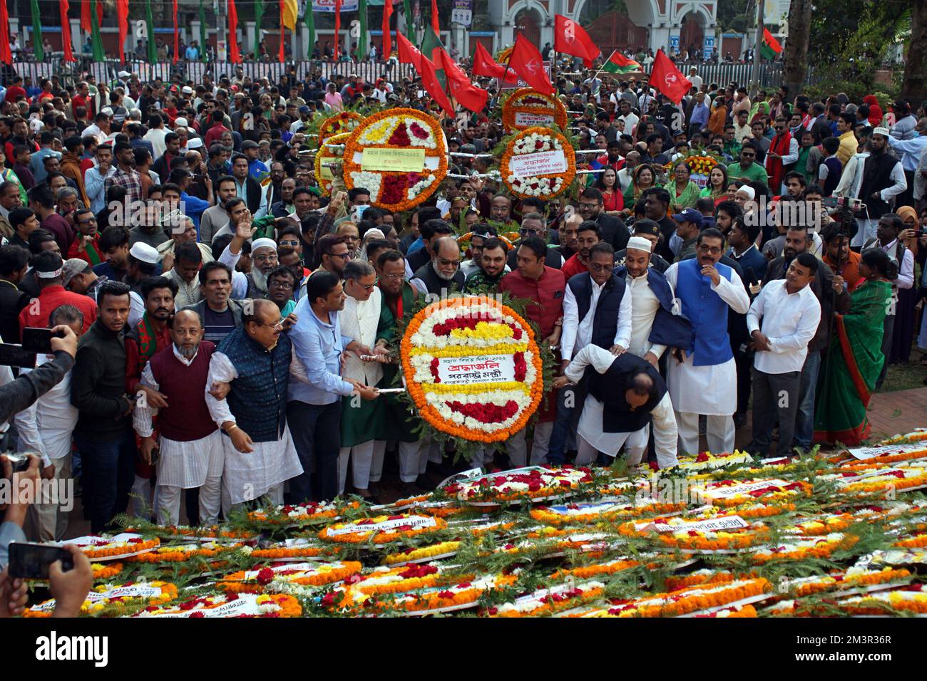 Sylhet, Bangladesh. 16th Dec, 2022. Persone provenienti da tutti i settori della vita nei locali di Sylhet Central Shaheed Minar in occasione della celebrazione della Giornata della Grande Vittoria del Bangladesh e del 51st° anniversario dell'indipendenza del Bangladesh. (Credit Image: © MD Akbar Ali/ZUMA Press Wire) Foto Stock