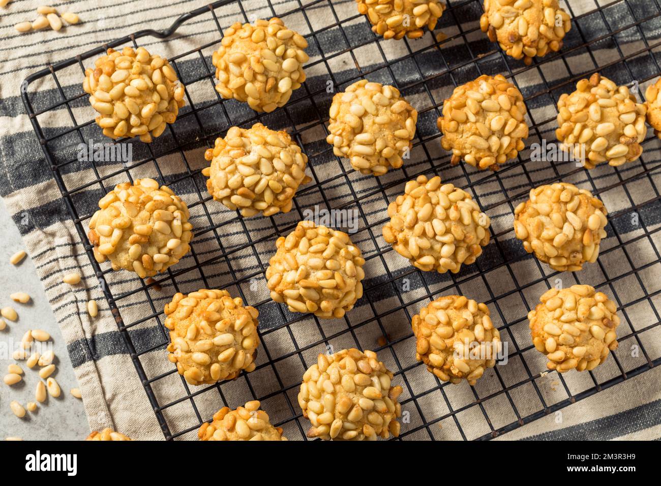 Biscotti di Natale italiani Pignoli fatti in casa con mandorle Foto Stock