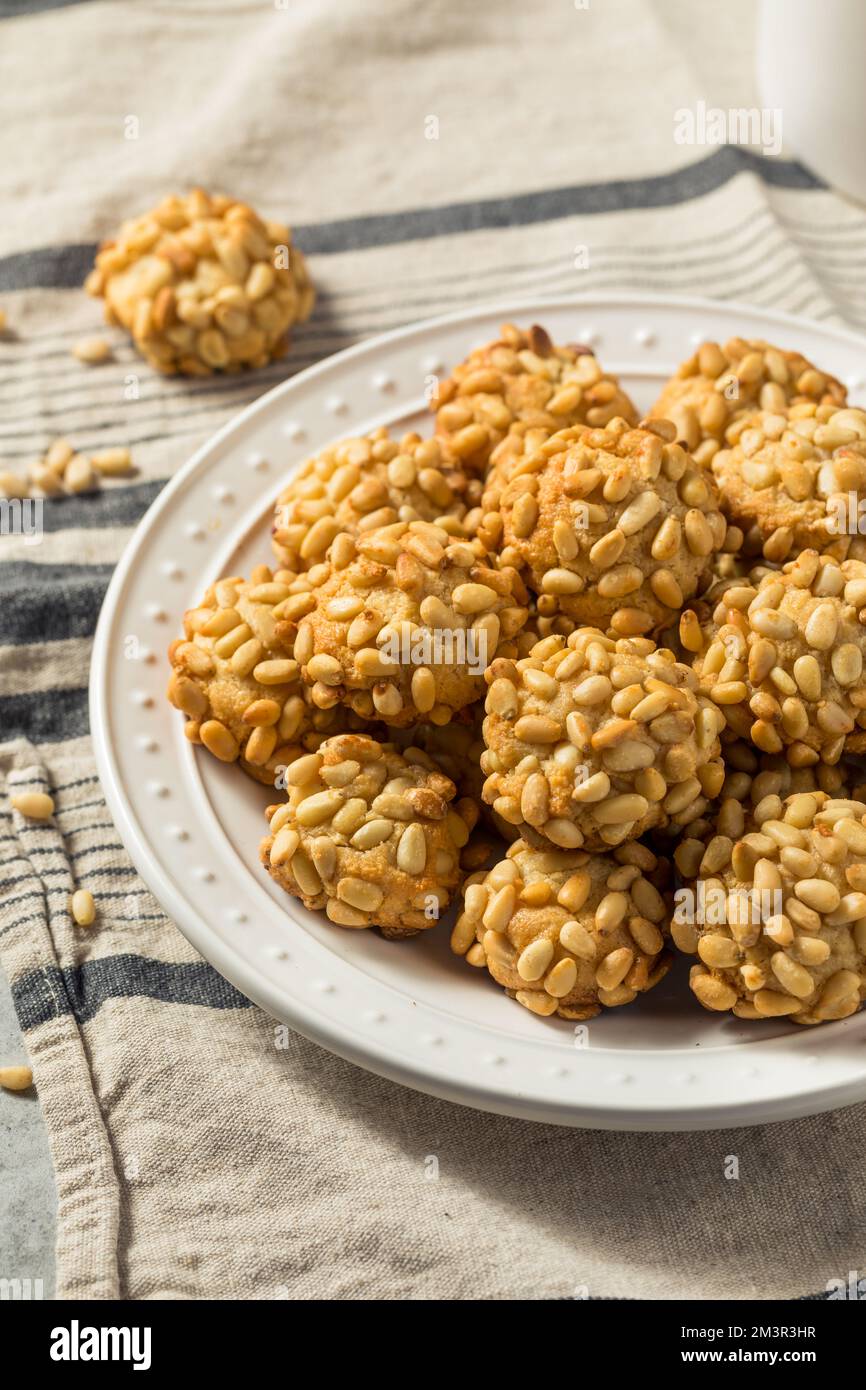 Biscotti di Natale italiani Pignoli fatti in casa con mandorle Foto Stock
