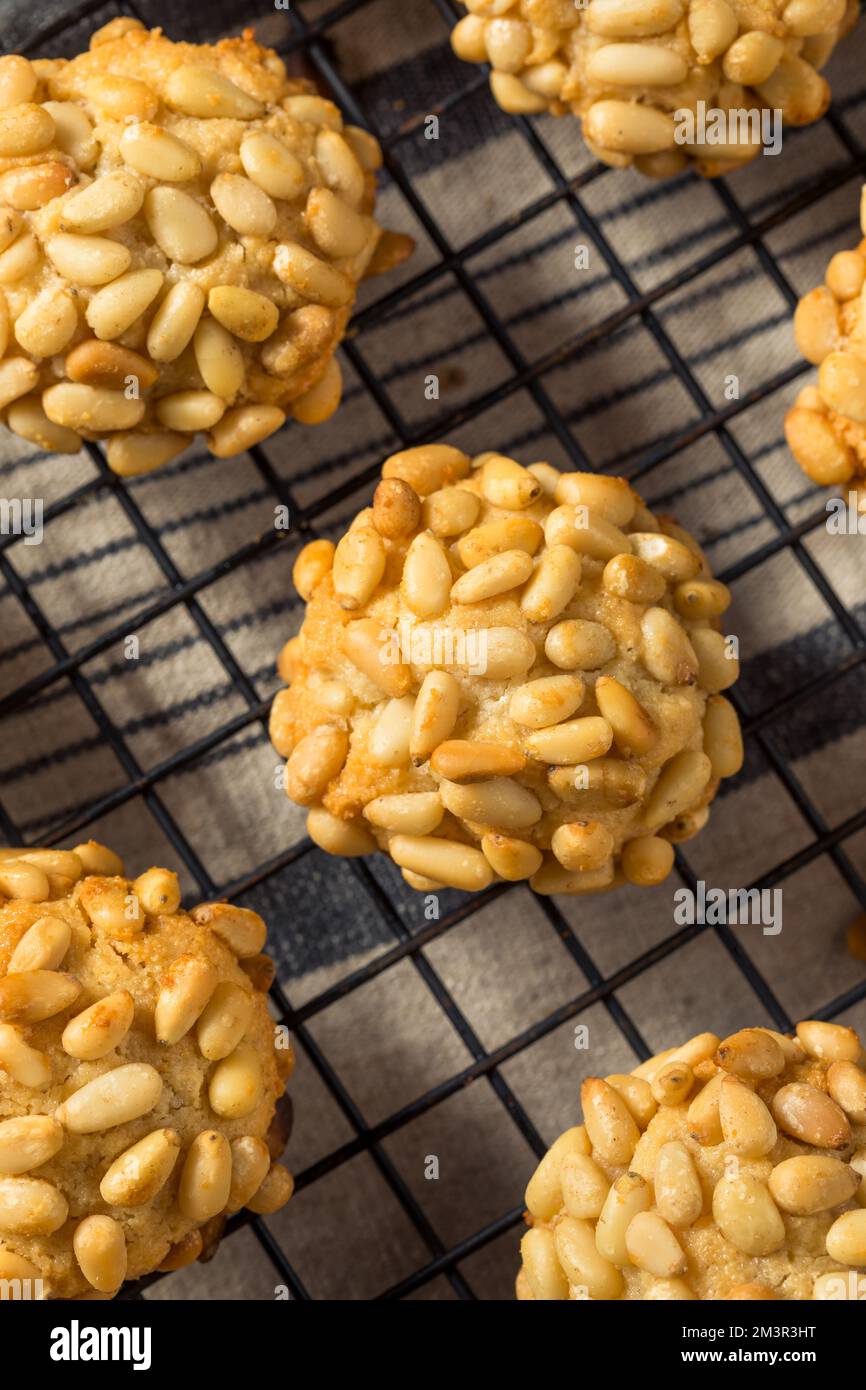 Biscotti di Natale italiani Pignoli fatti in casa con mandorle Foto Stock