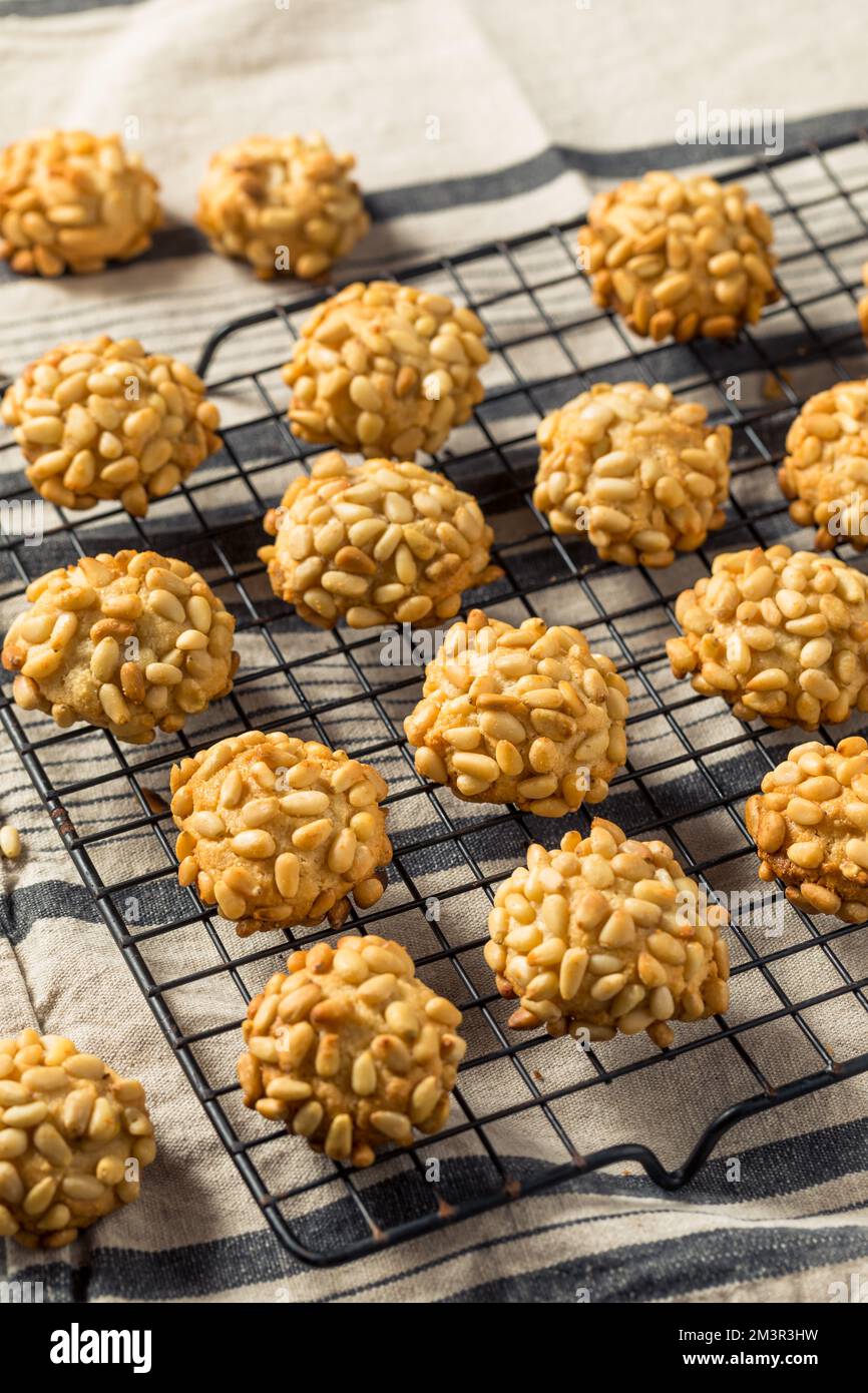 Biscotti di Natale italiani Pignoli fatti in casa con mandorle Foto Stock