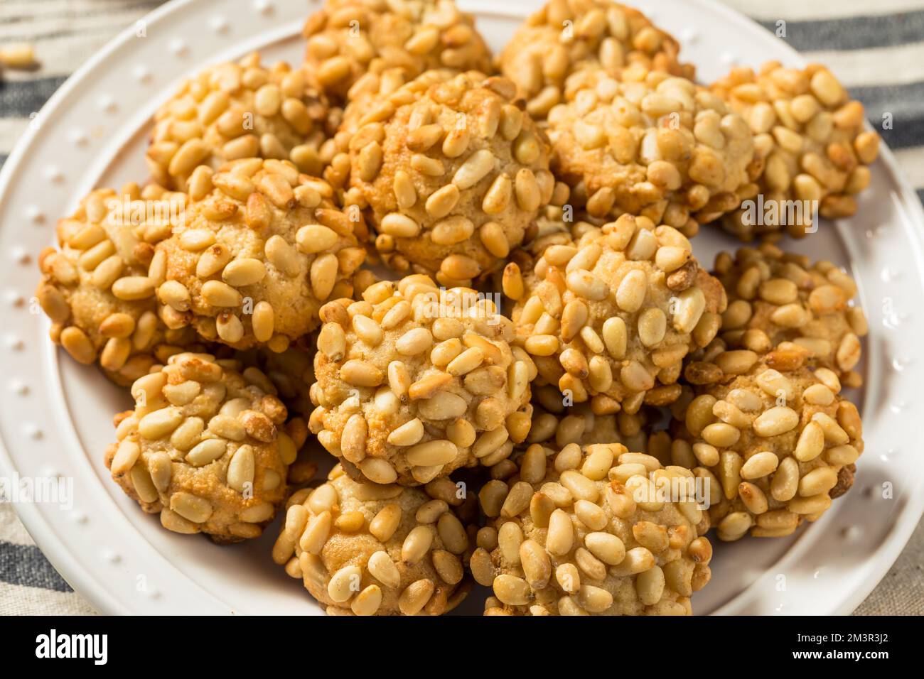 Biscotti di Natale italiani Pignoli fatti in casa con mandorle Foto Stock