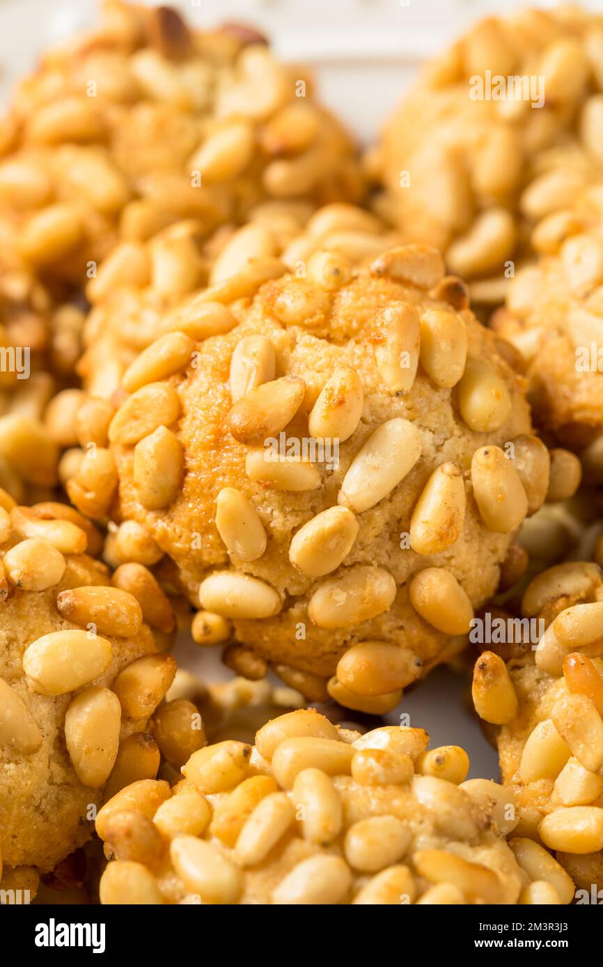 Biscotti di Natale italiani Pignoli fatti in casa con mandorle Foto Stock
