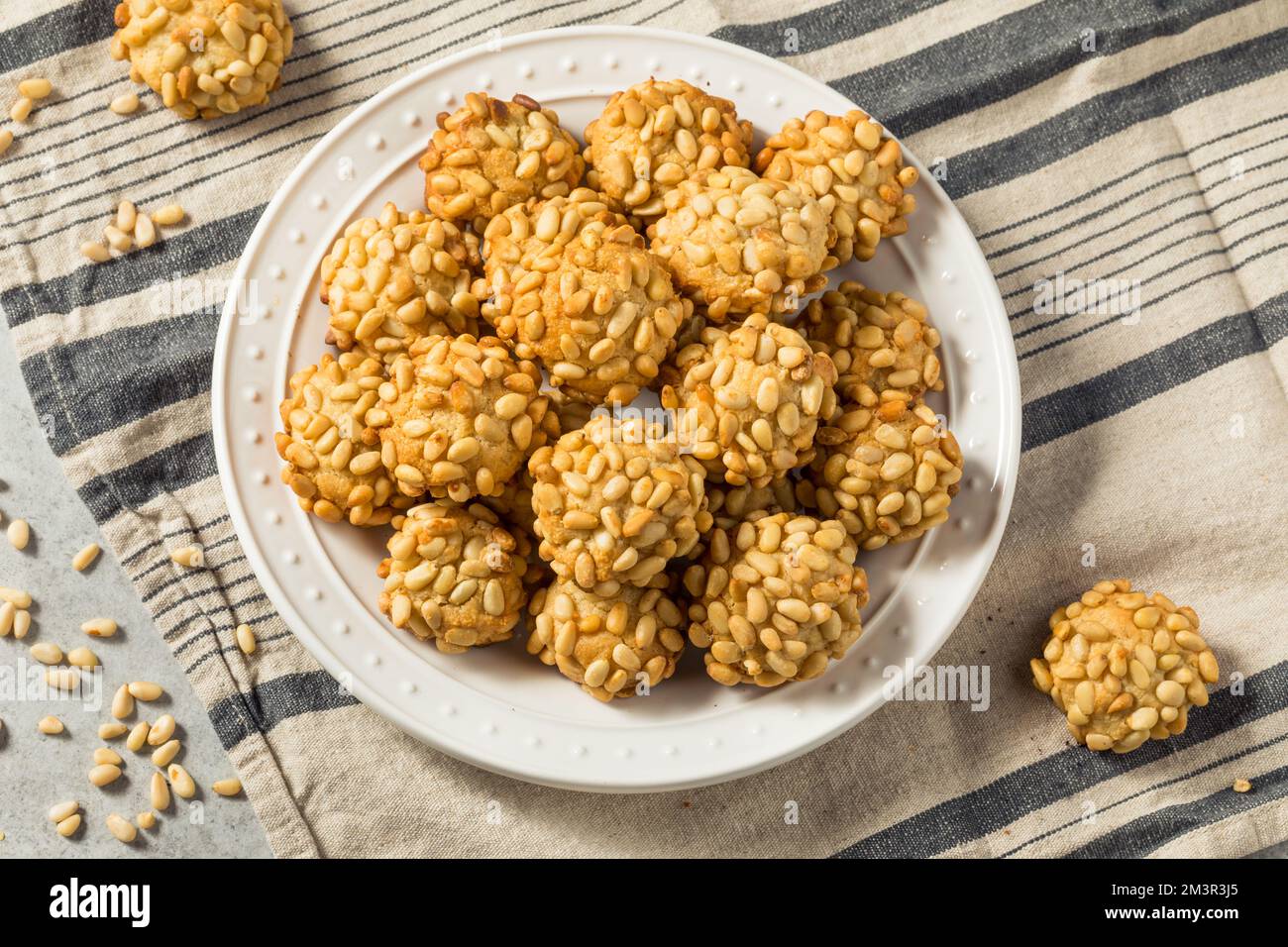 Biscotti di Natale italiani Pignoli fatti in casa con mandorle Foto Stock