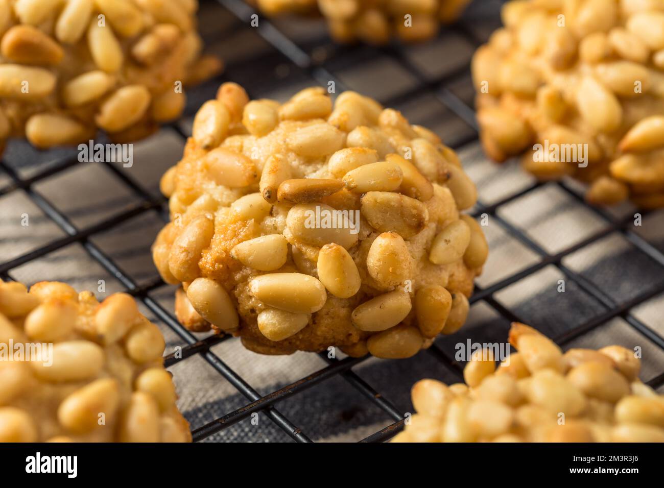 Biscotti di Natale italiani Pignoli fatti in casa con mandorle Foto Stock