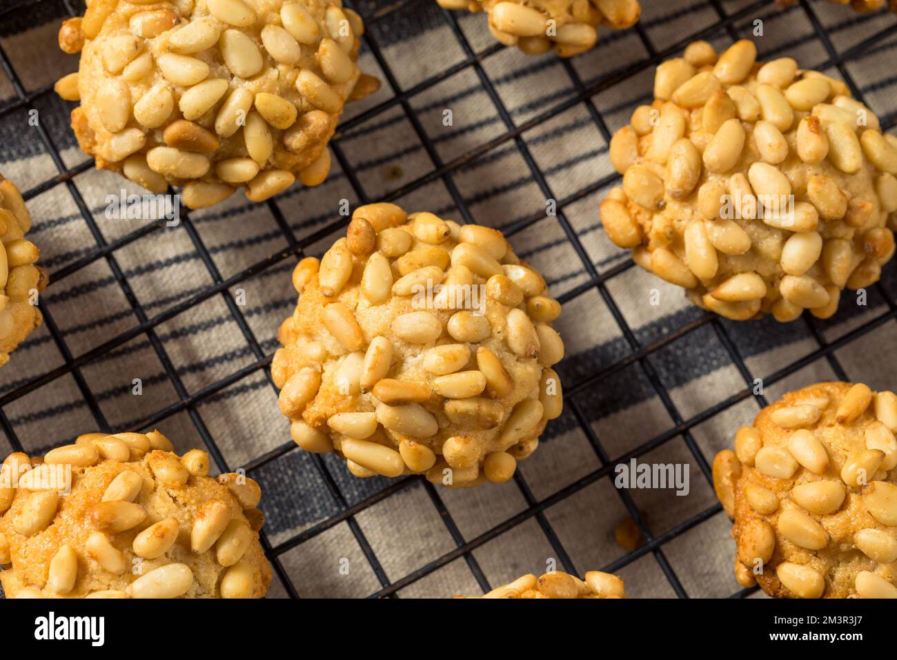 Biscotti di Natale italiani Pignoli fatti in casa con mandorle Foto Stock