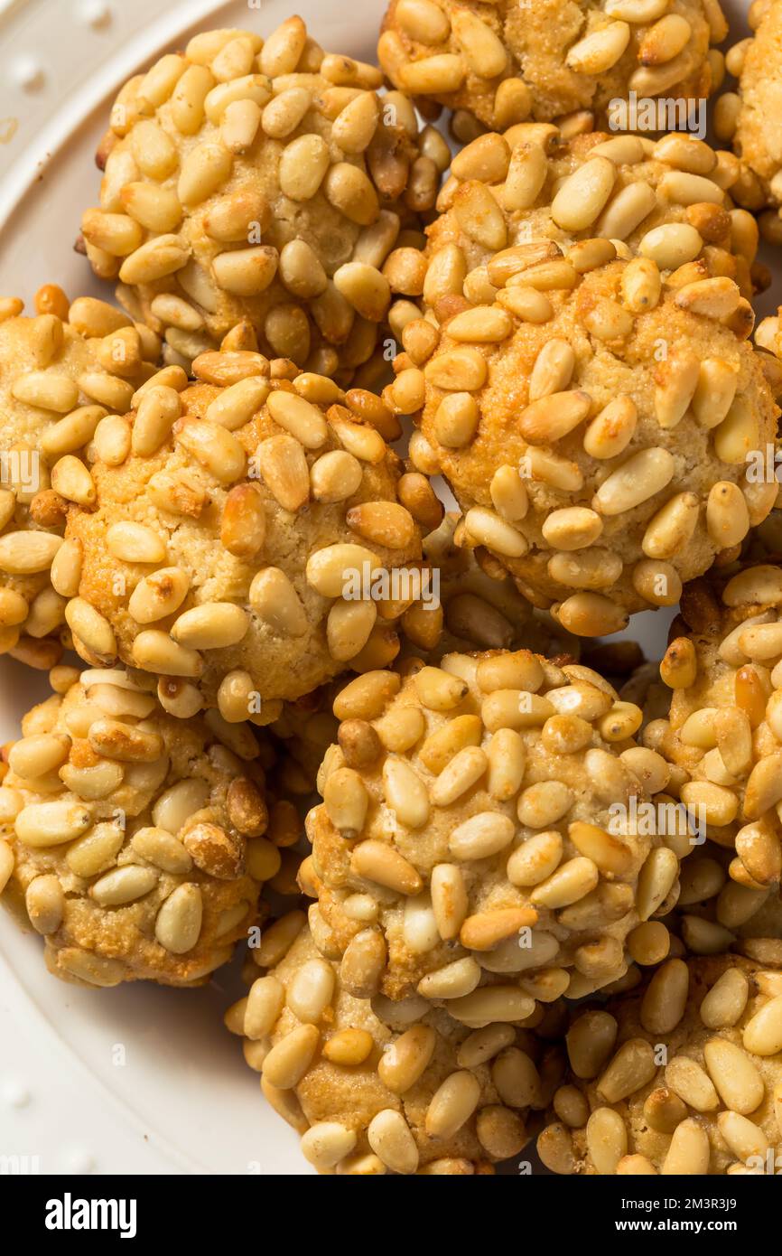Biscotti di Natale italiani Pignoli fatti in casa con mandorle Foto Stock