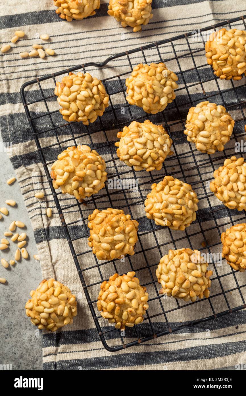 Biscotti di Natale italiani Pignoli fatti in casa con mandorle Foto Stock