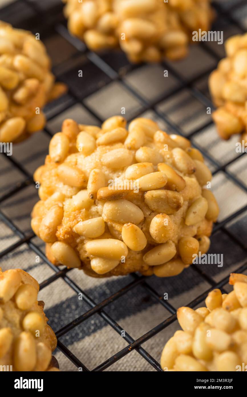 Biscotti di Natale italiani Pignoli fatti in casa con mandorle Foto Stock