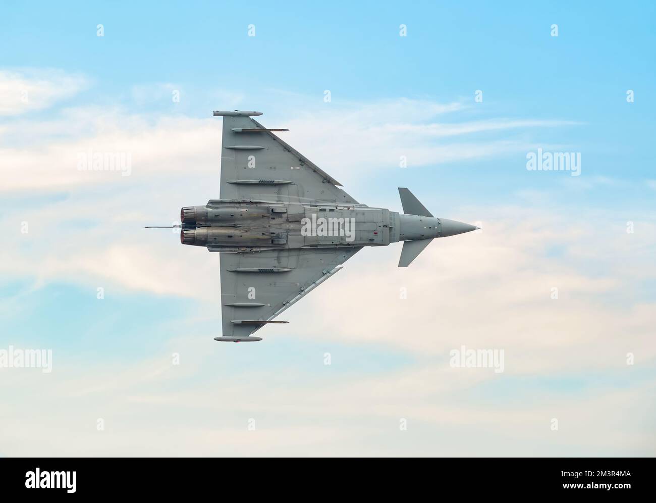 Vista con un aereo da caccia in volo. Aereo contro il cielo Foto Stock