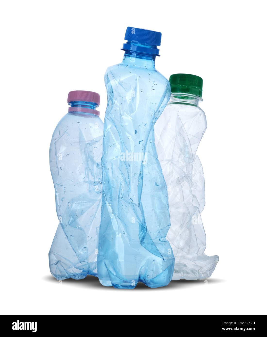 tre bottiglie di plastica schiacciate su fondo bianco Foto Stock