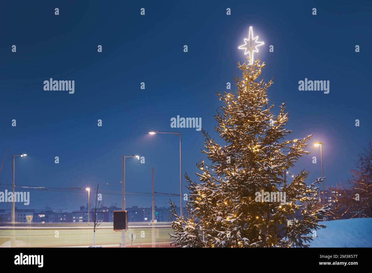 Albero di Natale illuminato in quartiere residenziale. Decorazione di Natale in città durante l'avvento. Praga, Repubblica Ceca Foto Stock