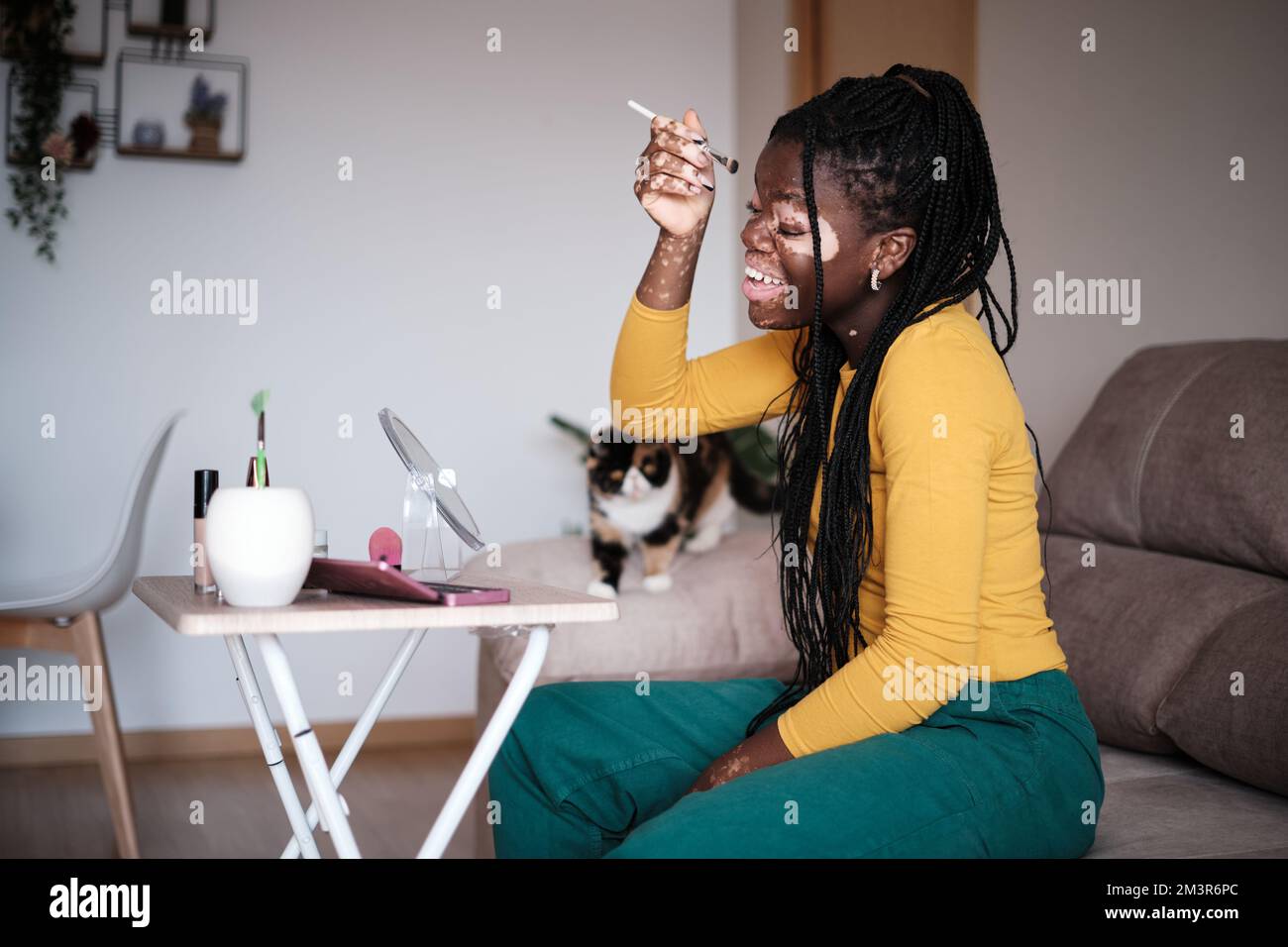 Donna nera con vitiligine fare trucco Foto Stock