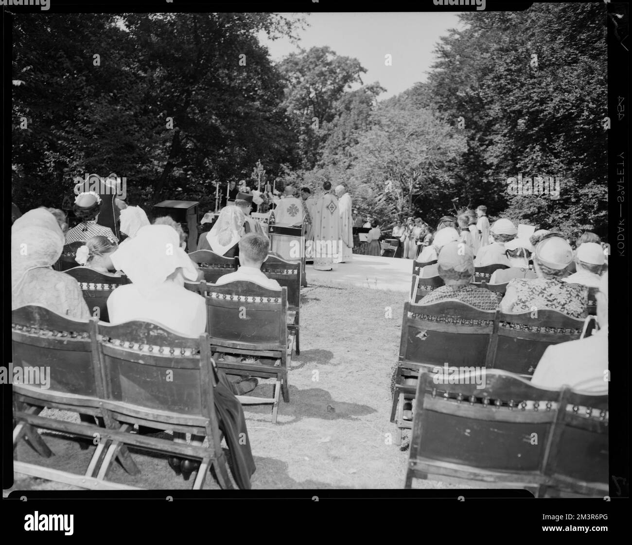 Sacro cuore Chiesa cattolica Ucraina , sacerdoti, servizi religiosi all'aperto. Collezione Leon Abdalian Foto Stock