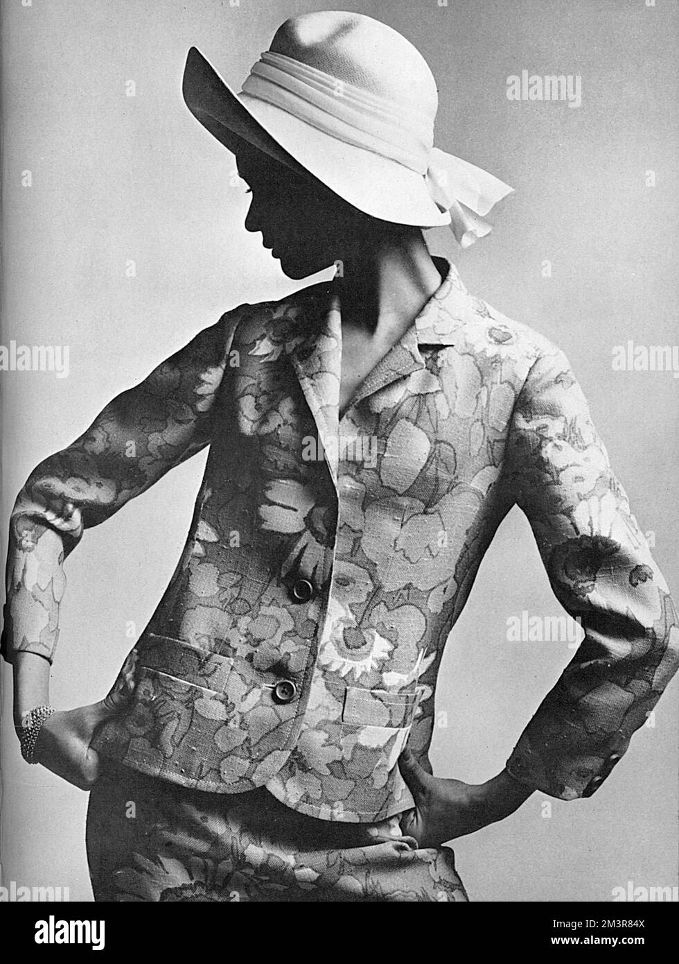 Rosa, giallo, bianco fiori calci su Blazer Blazer di lino champagne di Tiktiner di Francia indossato con un cappello di paglia crema di otto Lucas. Data: 1965 Foto Stock