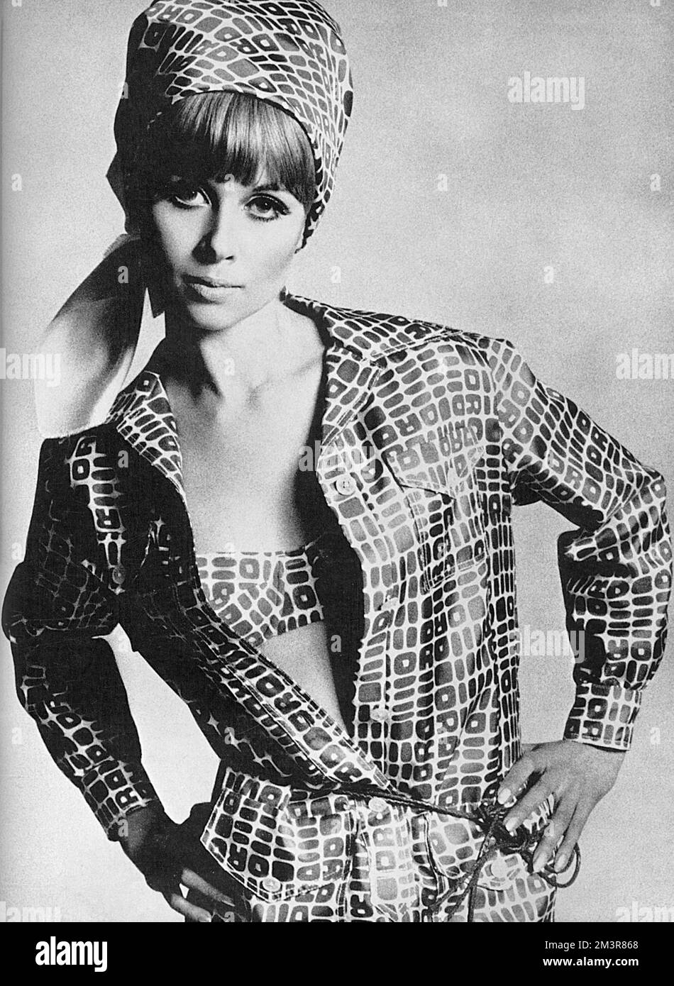 Abito con camicia Christian Dior e bikini abbinato, 1965 Foto Stock