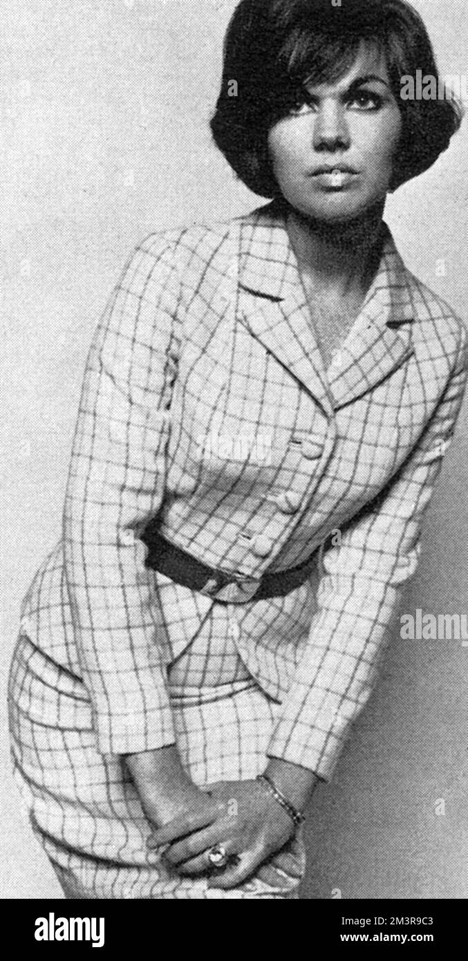 La stewardess di Air Canada, Charmaine Parry indossando un tattersall beige e blu ha controllato il vestito con la cintura scamosciata di Harvey Gould. Data: 1966 Foto Stock