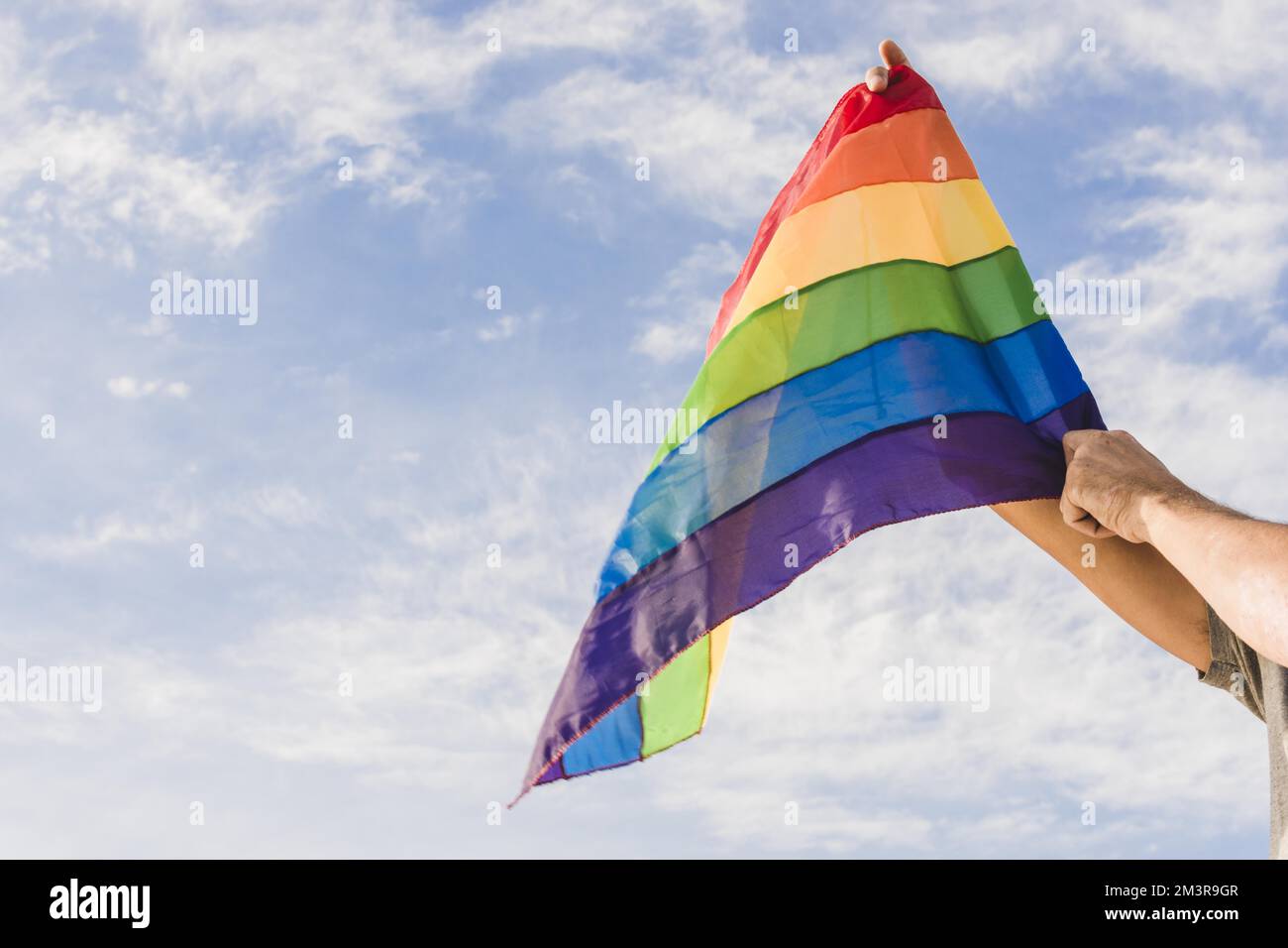 Uomo con grande bandiera lgbt colori blu cielo, risoluzione e di alta qualità bella foto Foto Stock
