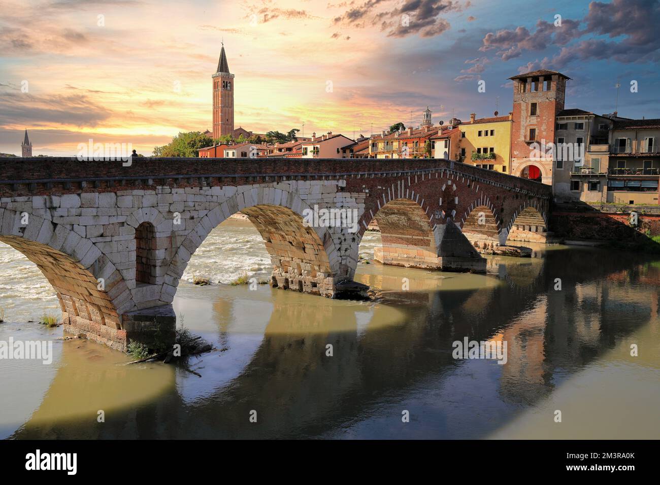 Ponte delle Mura di pietra sul fiume Adige. Verona, Italia, Europa. Foto Stock
