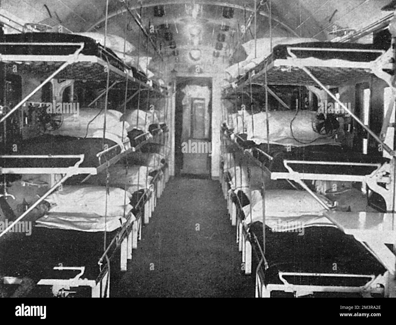 Il primo treno di ambulanza costruito dalla Midland Railway Company per l'esercito americano in esposizione a St. Pancras Station il 31st 1917 dicembre. La fotografia mostra la disposizione dei letti all'interno del carrello. Data: 1918 Foto Stock