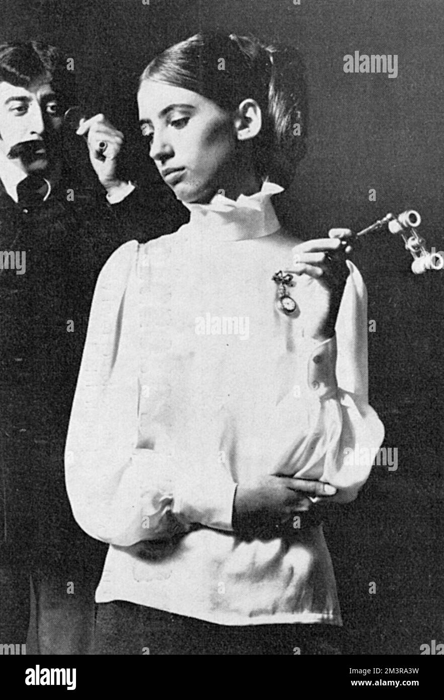 Modello indossando una blusa in stile vittoriano della famosa boutique 1960s Kings Road, Granny Take a Trip. L'orologio a fob in smalto è di F. Young e gli occhiali da opera di Rita. Il tocco dell'immagine è vestito in un simile stile retroflico in una giacca di velluto a righe autoportante in marrone, una camicia rosa con colletto a punta e una cravatta di velluto rosso, il tutto di Take Six. Data: 1966 Foto Stock