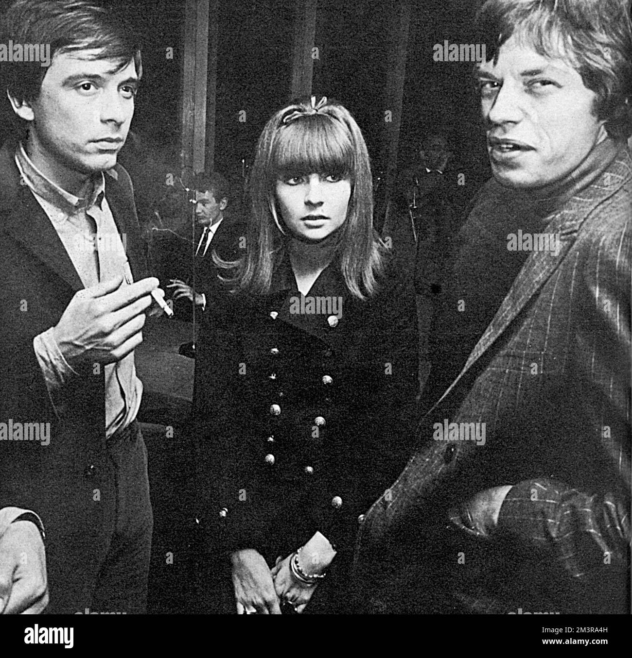 Gli ospiti di una festa lanciata dalla rivista hip and happening, London Life, in cima alla torre GPO (Post Office) di recente costruzione, nel maggio 1966. La festa è stata popolata da circa 150 personalità provenienti dai mondi dell'arte, della finanza, dell'editoria, della pubblicità e dello spettacolo, che hanno potuto avere la loro prima vista di Londra dalla cima della torre. Nella foto si trovano il fotografo David Bailey, Chrissie Shrimpton (sorella del modello Jean Shrimpton) e Mick Jagger. Data: 1966 Foto Stock