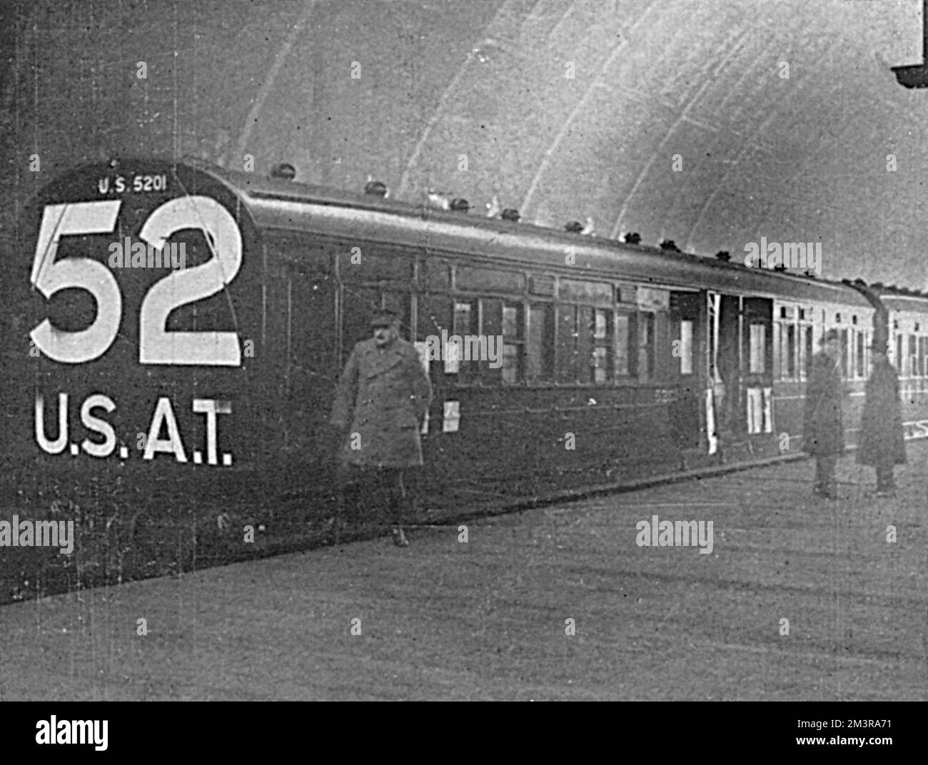 Il primo treno di ambulanza costruito dalla Midland Railway Company per l'esercito americano in esposizione e ispezionato da membri del pubblico alla stazione di St Pancras il 31 dicembre 1917. Sul retro del treno sono riportate grandi cifre, il numero di identificazione e le iniziali. Data: 1918 Foto Stock