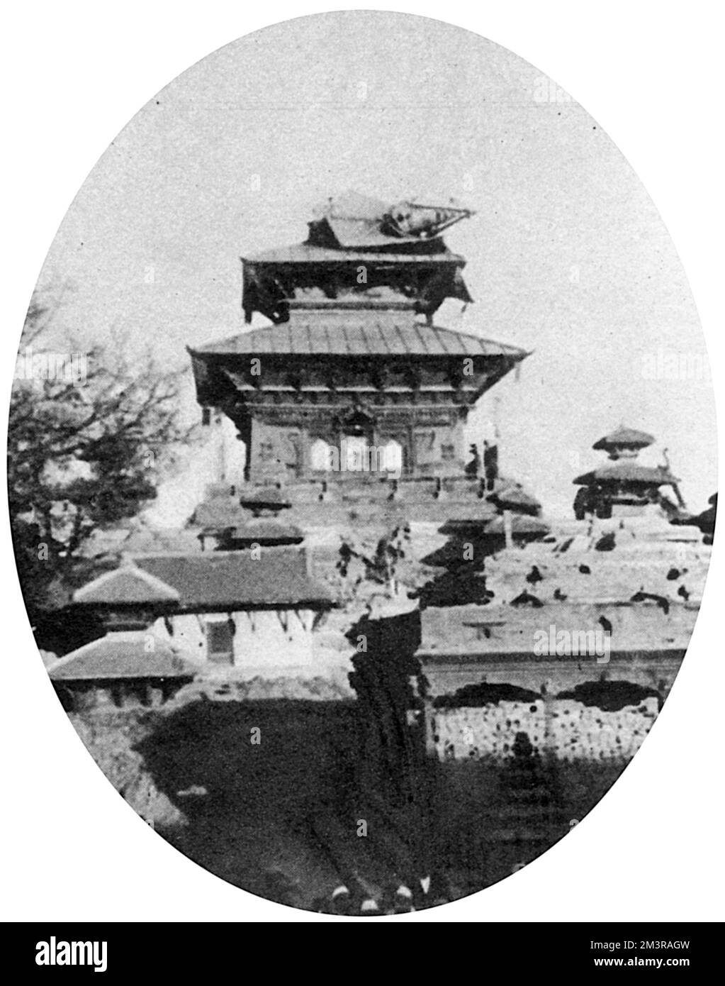 Il tempio Taleju, dove si possono riparare i danni subiti: Il tempio indù più antico del Nepal, probabilmente di mille anni; il suo tetto più alto crollò. Data: Gennaio 1934 Foto Stock