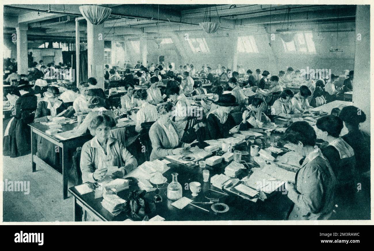Fotografia che mostra le occupate lavoratrici dell'ufficio postale di Censorphip che esaminano le lettere inviate ai prigionieri di guerra tedeschi nei campi di lavoro Data: 1917 Foto Stock