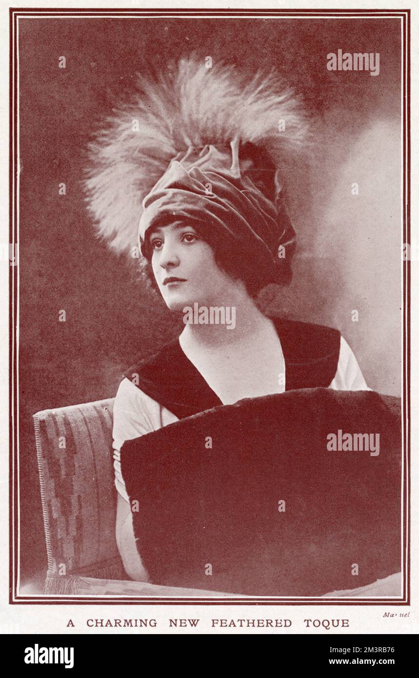 Donna che indossa un elegante cappello in velluto con piume. Foto Stock