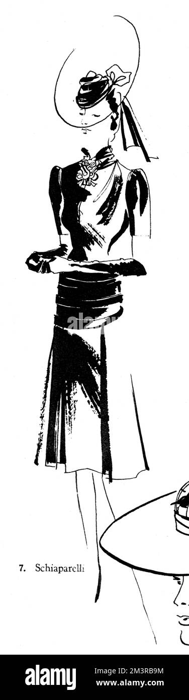 Illustrazione di una gonna estiva e di una giacca disegnata da Elsa Schiaparelli, in crepe nera, aderente alle anche, ripiegata in modo astuto sul fronte, un ornamento di violino in alta gola. Il cappello è indossato così basso sopra la faccia che ha bisogno ed ha, un bordo di trasparenza. Data: 1939 Foto Stock