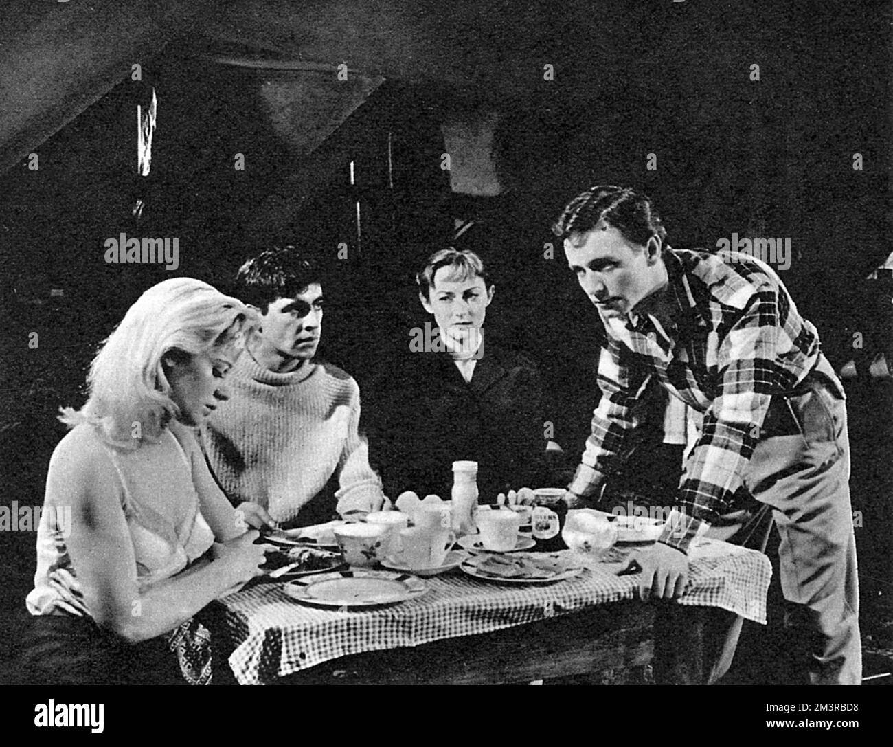 Una scena del gioco "Look Back in Anger", con Alison Porter, Cliff Lewis, Helena Charles e Jimmy Porter. Data: 1956 Foto Stock