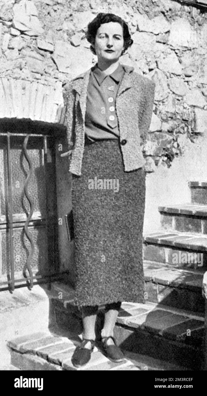 Nancy Mitford (allora sig.ra Peter Rodd), romanziere e più anziana delle sei sorelle di Mitford, nella foto, in posa fuori del Country Club a Mougins (Cannes) sulla Costa Azzurra nel 1937. Data: 1937 Foto Stock