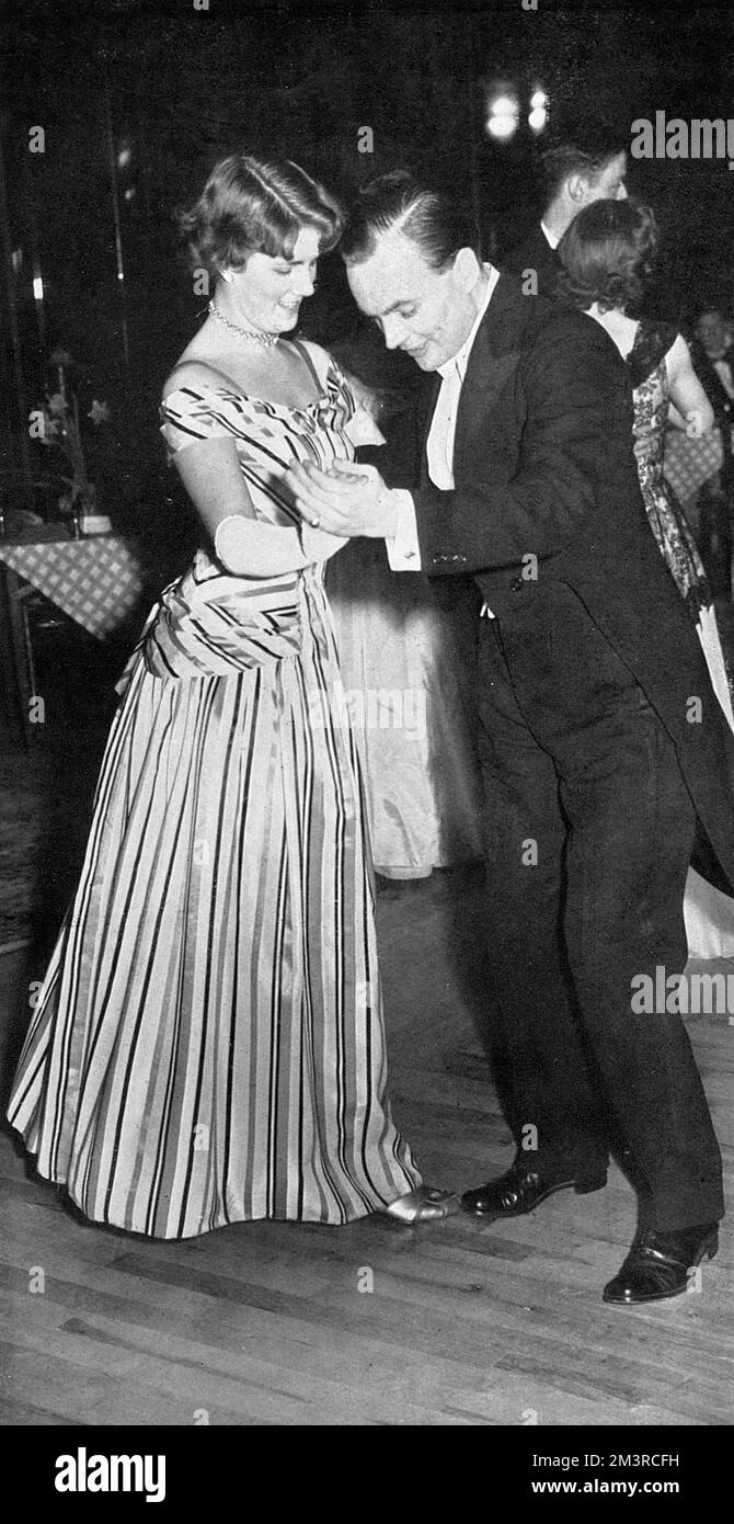 Una coppia - Miss Colette Hinedson e il signor Leslie Thornton-Wallis - ballare la samba (apparentemente!) Alla Cambridge University Conservative Association Ball. Data: 1949 Foto Stock