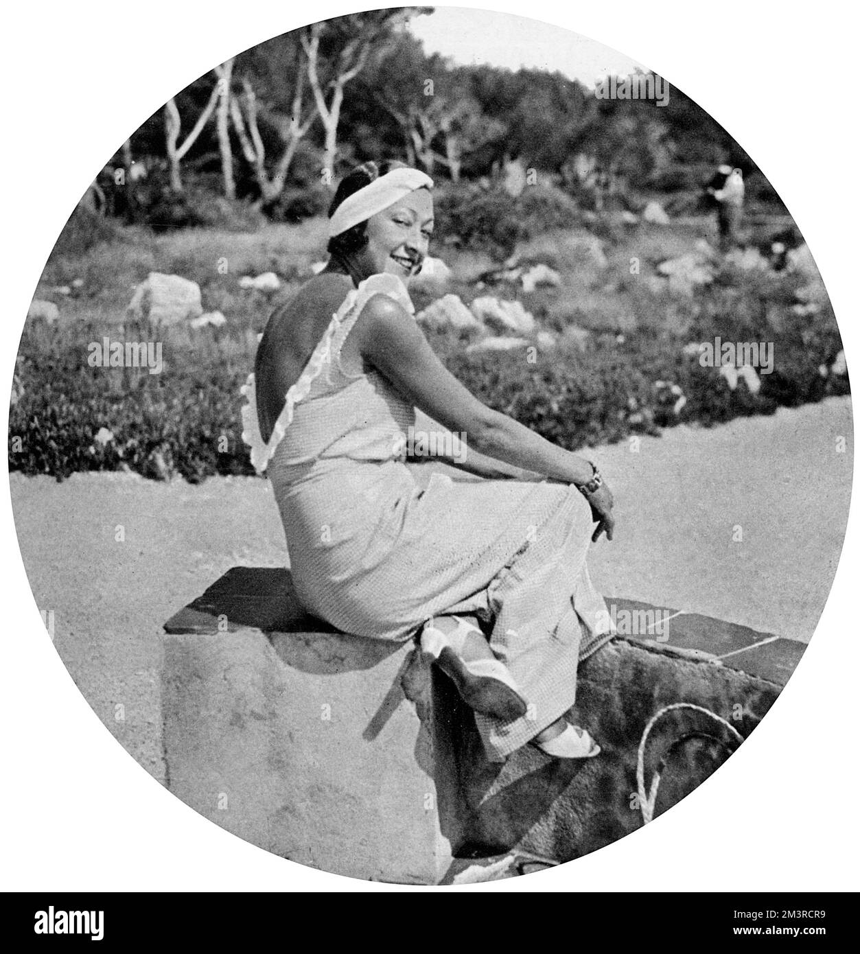 Rosie Dolly (Mrs Irving Netcher) metà delle famose sorelle Dolly, raffigurate in pigiami 'nappy' marroni e bianchi da spiaggia di gingham a Eden Roc sulla Costa Azzurra nel 1932. Data: 1932 Foto Stock