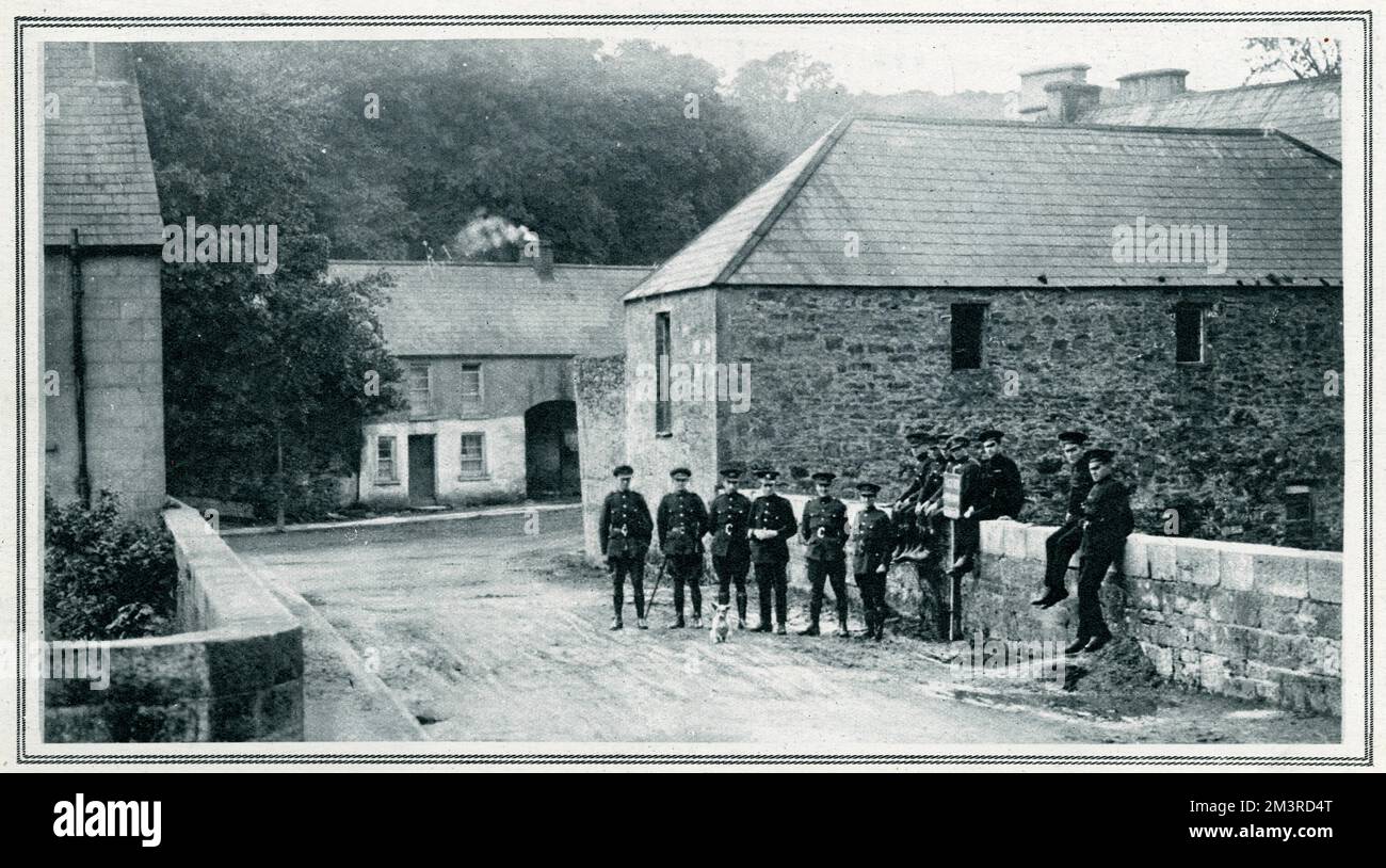 Guardie di frontiera che si fraternizzano sul confine dell'Ulster: Il villaggio di Pettigo (nello stato libero) dal lato dell'Ulster della linea di confine (attraverso il centro del ponte) - mostrando soldati di stato liberi (a sinistra) e R.I.C. (Ulster) uomini (a destra). Data: 1924 Foto Stock