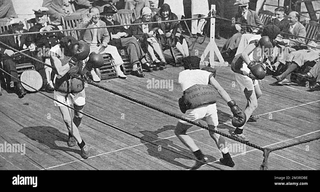 Una partita di boxe alla cieca per il divertimento dei passeggeri a bordo del transatlantico, Berengaria, nel 1931. Giubbotti di salvataggio sono indossati in caso di falli! Data: 1931 Foto Stock