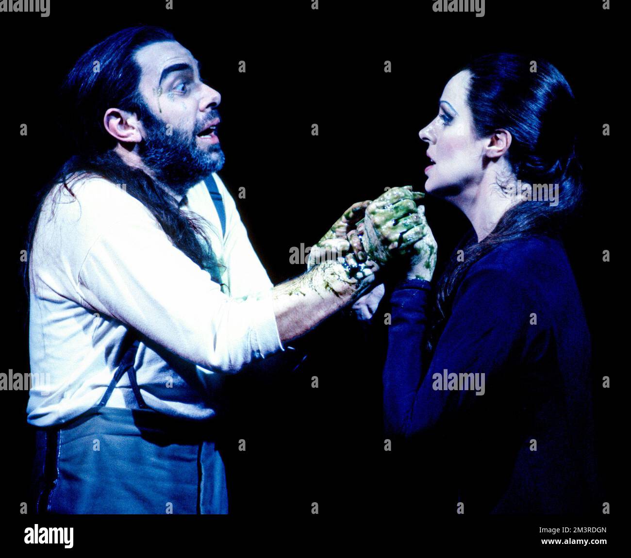 Jonathan Summers (Macbeth), Kristine Ciesinski (Lady Macbeth) in MACBETH all'Opera Nazionale Inglese (ENO), London Coliseum, Londra WC2 05/04/1990 musica: Giuseppe Verdi libretto: Francesco Maria Piave dopo la traduzione Shakespeare: Jeremy Sams Direttore: Mark Elder design: Stefanos Lazaridis illuminazione: Paul Pychey Direttore: David Spountink: David Ichney Spountink Foto Stock