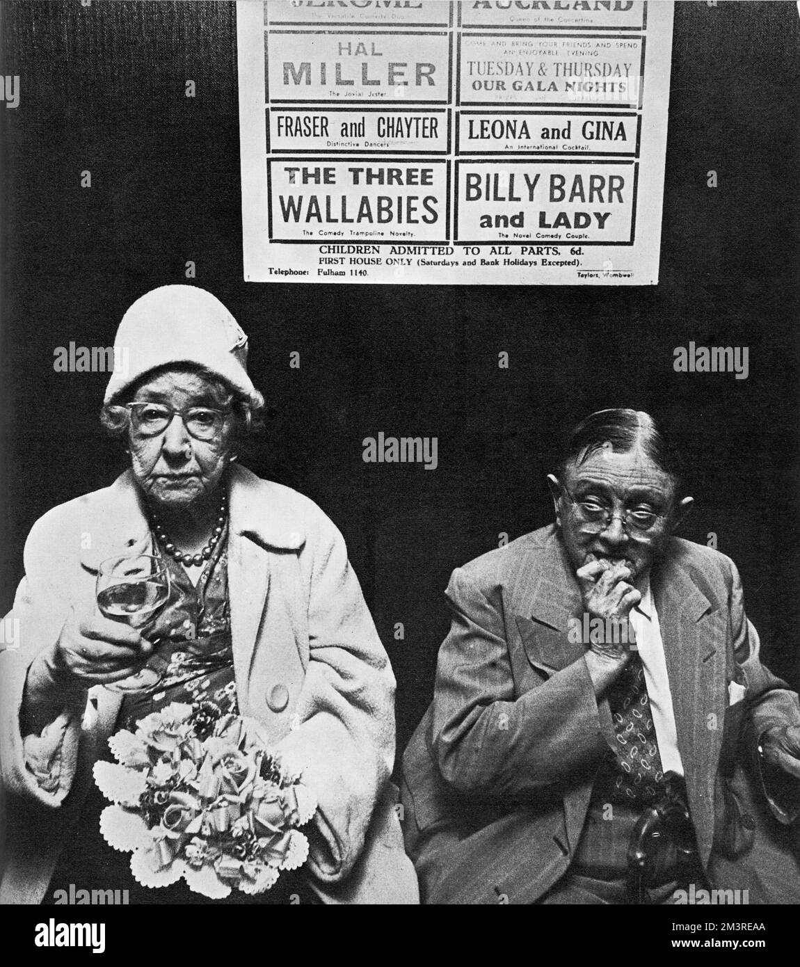 Fine del 19th/inizio del 20th ° secolo artisti sala di musica Flo Hastings (1880-?) E Wee Georgie Wood (1894-1979), che presenziano a una proiezione di rare clip di primi spettacoli di musica al National Film Theatre nel 1966. Nello screening sono state incluse clip di Hastings che eseguivano sul palco nel 1890. 1966 Foto Stock