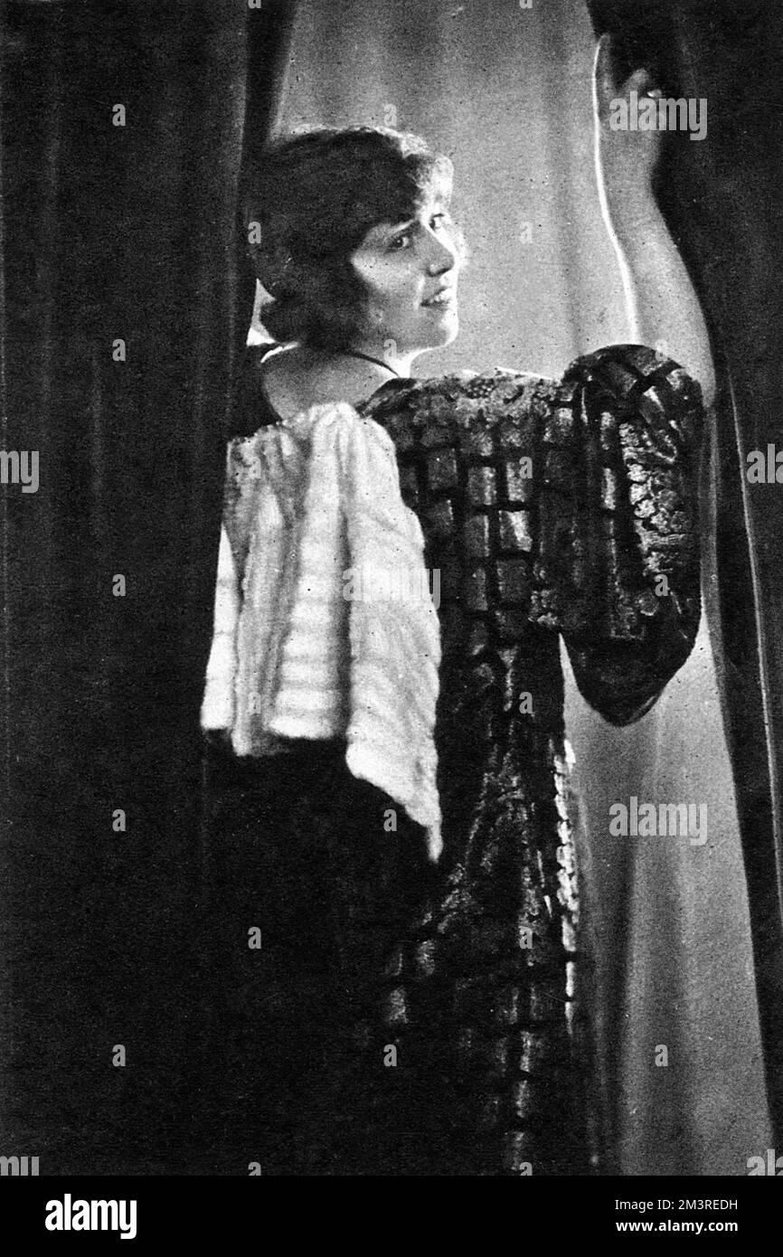 Dolly Tree (1899-1962) - Costume e Poster Designer e attrice in inglese. Al momento della pubblicazione di questa fotografia, si notò che Tree aveva fatto tutto il lavoro per le produzioni Wylie e Tate all'Ippodromo, per 'l'uomo del mulino a vento' per Bert Coote e aveva svolto un'ampia opera per i Folies Bergere, Concert Mayol e altri teatri parigini. 1922 Foto Stock