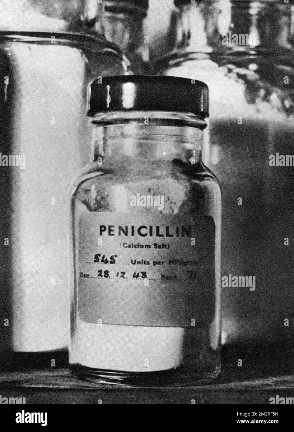 Bottiglia di penicillina (sale di calcio) datata 28/12/1943. La bottiglia contiene abbastanza penicillina per il trattamento di dieci casi di vita treatening. Data: 1944 Foto Stock