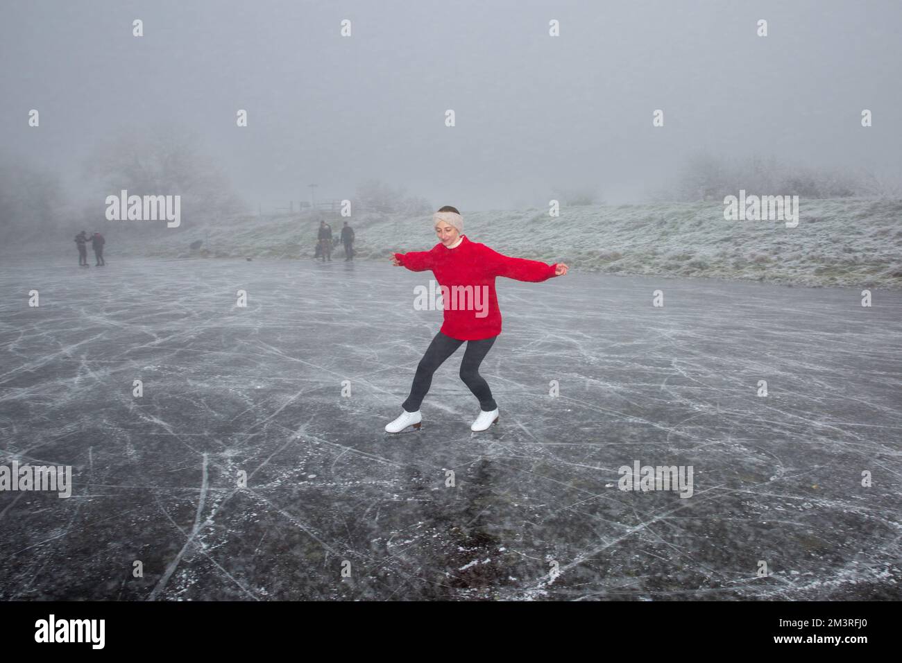 La foto datata dicembre 11th mostra Hannah Straughan che pratica il suo pattinaggio sul ghiaccio Cambridgeshire Fens vicino Ely su una mattina di domenica nebbiosa come il Foto Stock