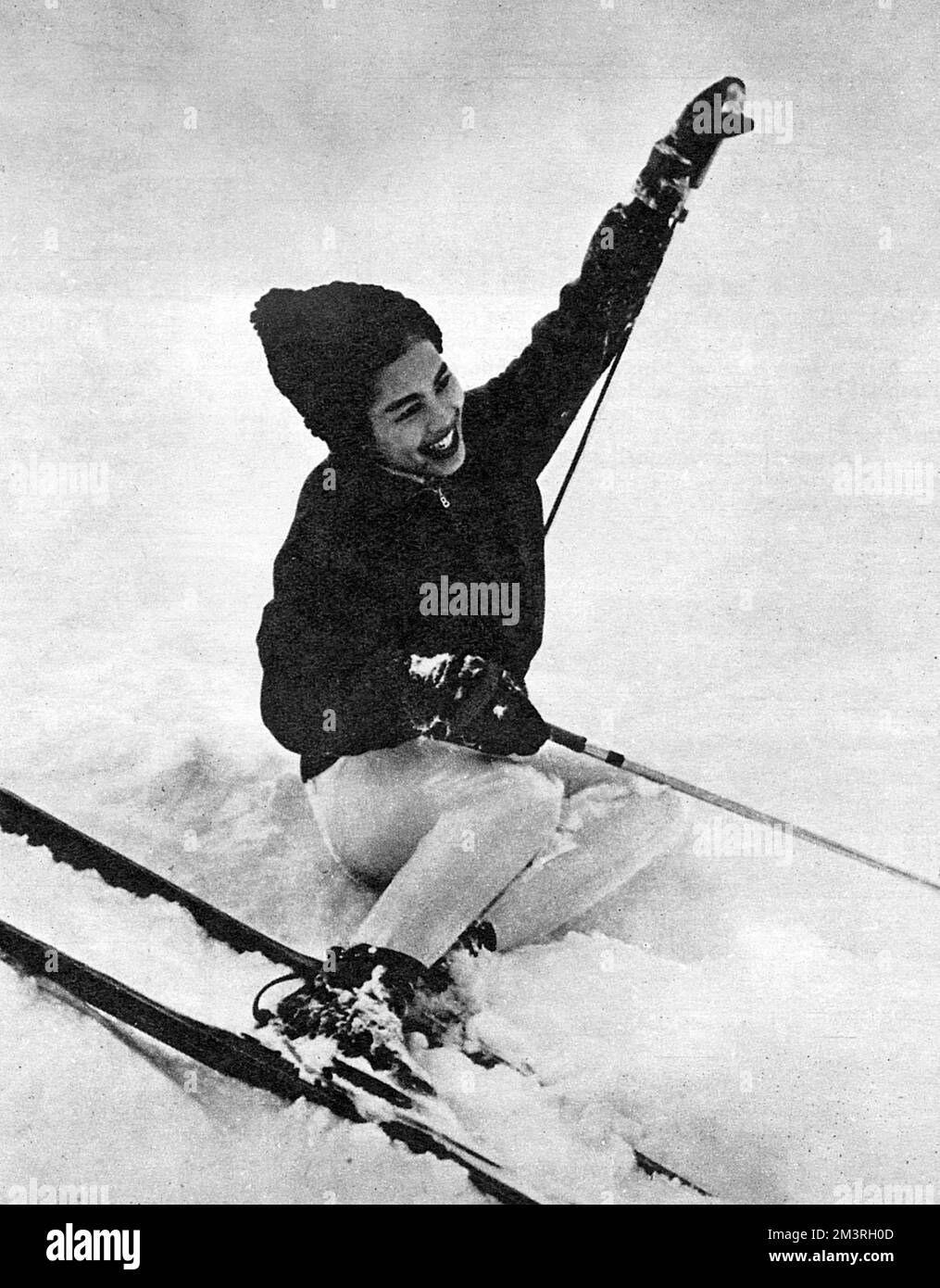 La regina Sirikit (1932-) della Thailandia cade a molto hilarity, provando un posto di sci alla stazione svizzera di sport invernali di Gstaad, mentre in vacanza con il suo marito re Bhumibol Adulyadej (Rama IX) (1927-) ed i loro bambini. Data: 1961 Foto Stock
