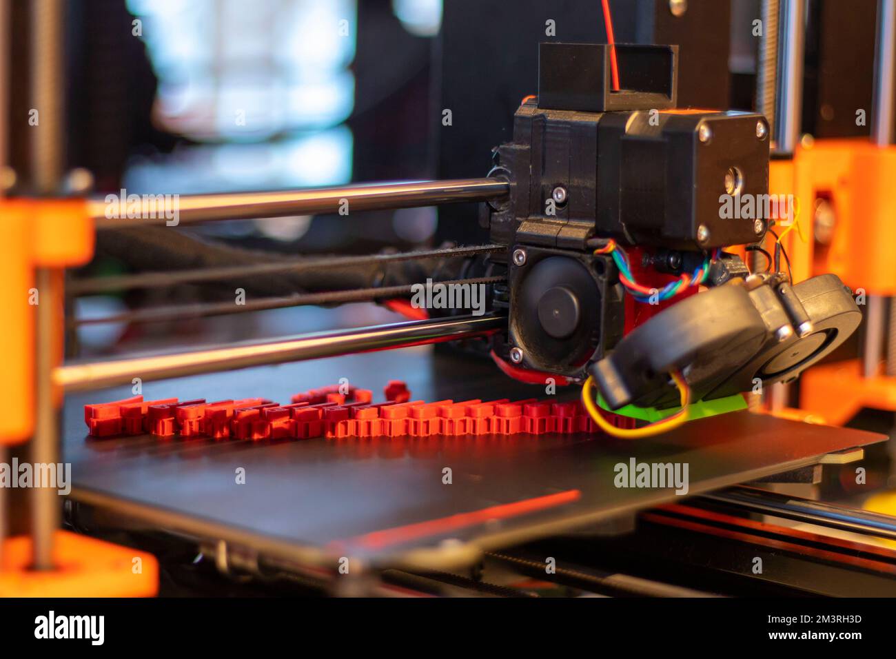 Produzione stampante 3D, stampa di parti in plastica, produzione. Stampa 3D, produzione additiva, un processo per la realizzazione di un oggetto tridimensionale. Foto Stock